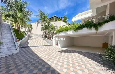 Casa de alto padrão com 3 dormitórios sendo 3 suítes e um amplo espaço de área externa com campo de futebol! | cadore imóveis