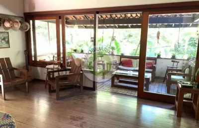 Triplex no itanhangá: casa de 6 quartos com área verde, edícula e salas arejadas em rio de janeiro-rj