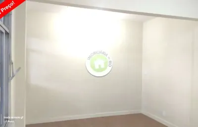 Apartamento reformado na freguesia (jacarepaguá): 3 quartos, 2 salas, 1 banheiro, 1 vaga de garagem, 86m² em rua movimentada.