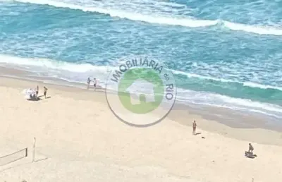 Ótimo apto. modernizado com 77m², andar alto, sol da manhã com linda vista da praia e do mar.