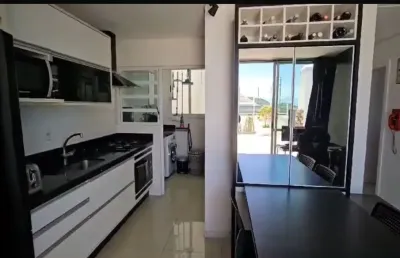 Linda cobertura com escritura pública na praia dos ingleses.