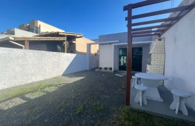 Casa térrea com 2 quartos, amplo pátio com churrasqueira, localizada perto do red park.