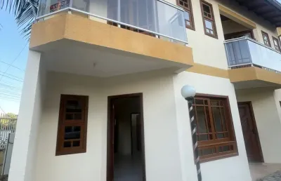Sobrado a 800 metros da praia dos ingleses, localizado em rua sem saida, próximo a todo comércio.