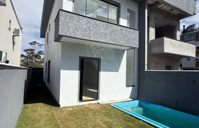 Lindo sobrado a 500 metros da praia dos ingleses, com 3 quartos e piscina.