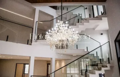 Sobrado em condomínio com 700m² de área construída para venda.
