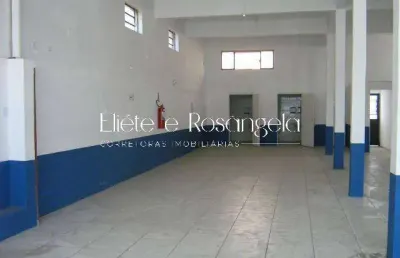 Prédio comercial para locação na região central com 224m².