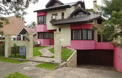 Magnífica residência ,bem construída, posição solar privilegiada e fundos para área de preservação.