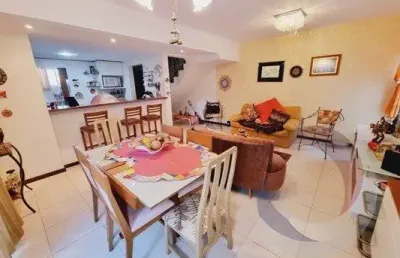 Ótima casa residencial de 3 dormitórios no campeche