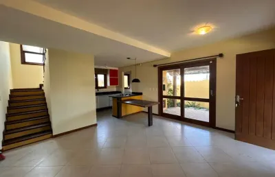 Ótima casa residencial de 3 dormitórios no campeche