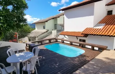 Ótima casa residencial de 3 dormitórios na trindade