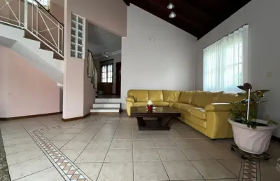 Ótima casa residencial de 4 dormitórios no córrego grande