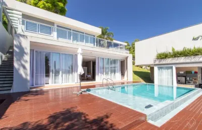 Ótima casa residencial de 5 dormitórios em sambaqui