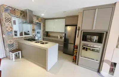 Linda casa residencial de 3 dormitórios em sambaqui