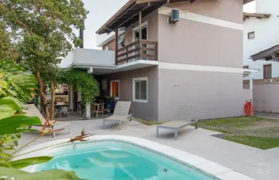 Linda casa residencial de 5 dormitórios no sambaqui