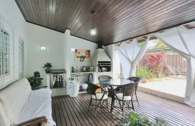 Linda casa com 4 quartos sendo 1 suíte no bairro córrego grande