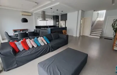 Casa com 3 quartos, sendo 1 suíte master na lagoa da conceição
