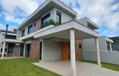 Maravilhosa casa com 3 quartos no bairro rio tavares  em florianópolis