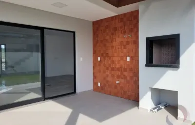 Maravilhosa casa residencial de 3 dormitórios no bairro rio tavares