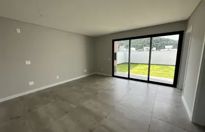 Maravilhosa casa residencial de 3 dormitórios no bairro rio tavares