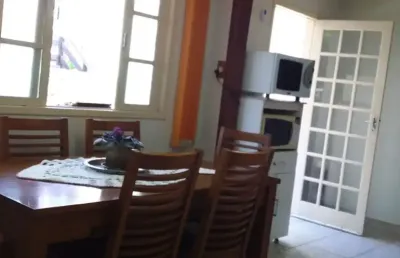 Maravilhosa casa residencial de 2 dormitórios no bairro campeche