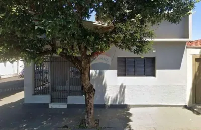 Casa com 3 quartos para alugar no Icaray, Araçatuba 