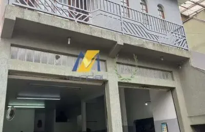 Imóvel misto, muito amplo para residência e comércio.