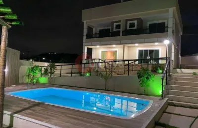 Casa triplex em condomínio, 2 quartos, jardim peró - cabo frio