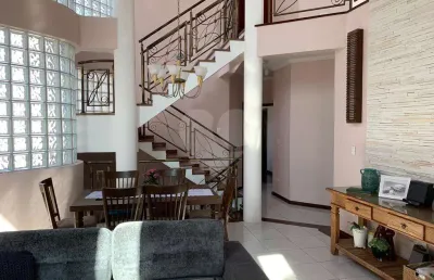 Casa em condomínio fechado com 3 quartos à venda na rua tomi saburo yamamoto, 253, jardim das cerejeiras, arujá, 274 m2 por r$ 1.700.000