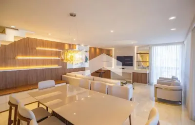 Cobertura com 247 m², 3 quartos sendo 3 suítes para alugar no bairro água verde.