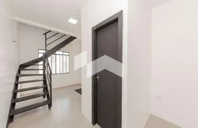 Excelente ponto comercial em uma das ruas mais movimentadas de curitiba, com grande fluxo de pedestres e veículos.