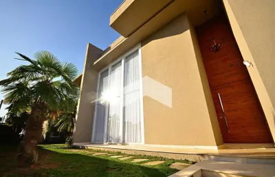 Casa com 590 m², 4 quartos sendo 4 suítes para alugar no bairro butiatuvinha.