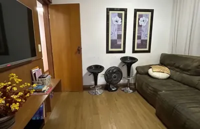 Prédio com elevador, área de lazer com piscina, quadra e salão de festas.