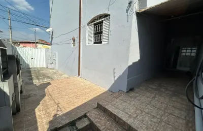 Casa 02 quartos com entrada individual , garagem e area externa