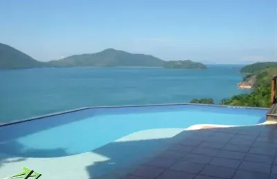 Ubatuba, condomínio ponta das toninhas, belíssima casa com cinematográfica vista para o mar e ilha anchieta