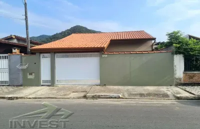 Ubatuba, centro - bela casa bem localizada com 03 dormitórios, terreno de 300 m2.