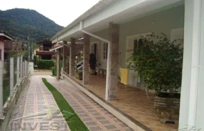 Ubatuba, ubatuba country - casa com 450 m2. de terreno com 03 dormitorios sendo 01 suite master.