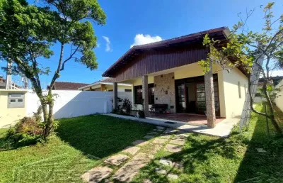 Ubatuba, cento - bela casa com 03 dormitórios, terreno de 422 m2 com edícula.