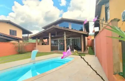 Ubatuba, condomínio park hills - belíssima casa com 03 dorms. sendo 1 suíte, espaço gourmet e piscina.