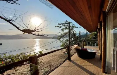 Ubatuba, almada, casa de frente ao mar com, pe na areia.
