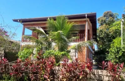 Ubatuba - ressaca - linda casa sobrado com 4 dormitorios sendo 02 suites.