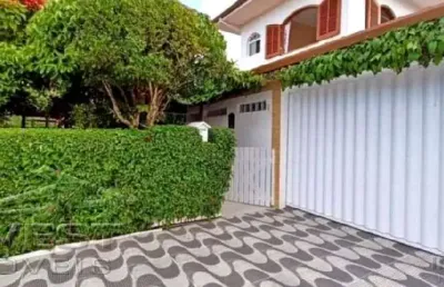 Ubatuba, silop/centro - bela e agradável casa bem localizada com 02 suítes.