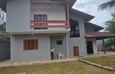 Ubatuba, jardim carolina - belíssimo sobrado com 03 dormitorios, sendo 2 suites! ótima localização