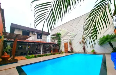 Ubatuba, centro - linda casa moderna com 3 dormitórios mais uma suíte máster, área gourmet e piscina ampla