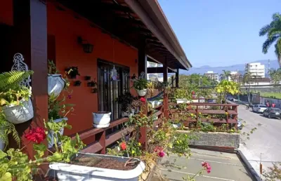 Ubatuba, centro - bela casa de esquina bem localizada com 03 dormitórios.