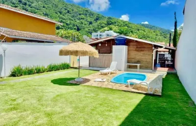 Ubatuba, toninhas - linda casa com 3 dormitórios, piscina e área gourmet a 350mts da praia