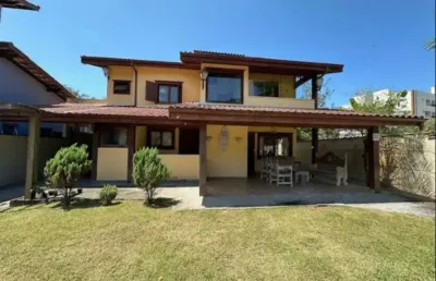 Ubatuba, horto- belíssima casa de condomínio com 263m², 4 dormitórios sendo 3 suítes!