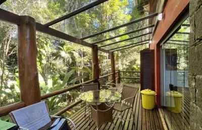 Ubatuba - prumirim. bela casa c/ 3 suítes equipadas c/ cozinha em meio a mata atlantica.