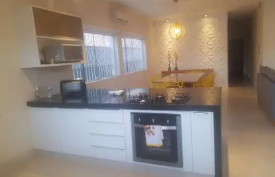 Ubatuba, centro- belíssima casa com 3 dormitórios, sendo 1 suíte, em ótima localização!