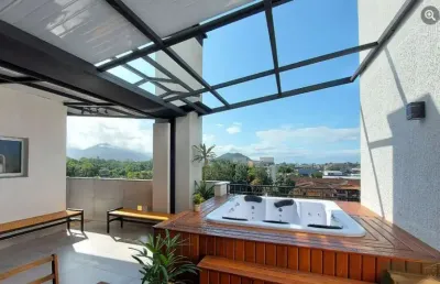 Ubatuba, centro- belíssima cobertura de 115m²,  com 2 dormitórios, sendo 1 suíte.