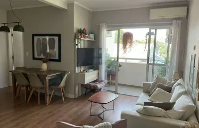 Ubatuba, centro- apartamento todo reformado, com 3 dormitórios, sendo 1 suíte, em condomínio completo e aconchegante!